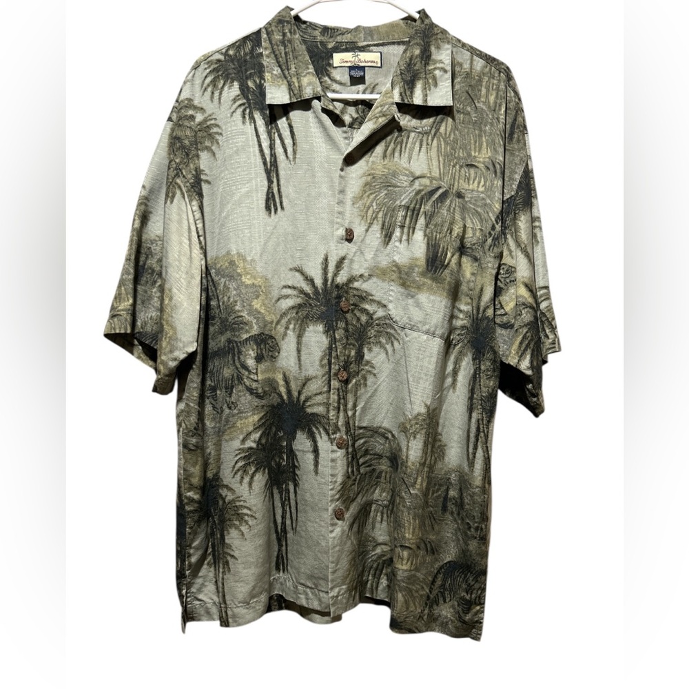 Tommy Bahama 100% silk green Hawaiian men’s size large shirt